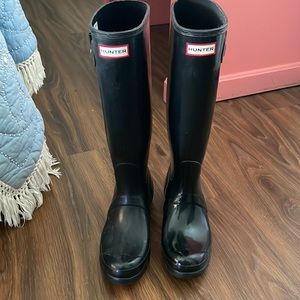Size 8 Black Hunter rain boots! Only worn a few times